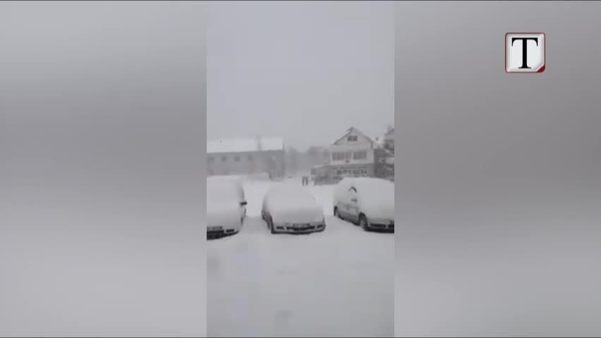 Bora “kyç” 82 shkolla në të gjithë vendin (VIDEO)