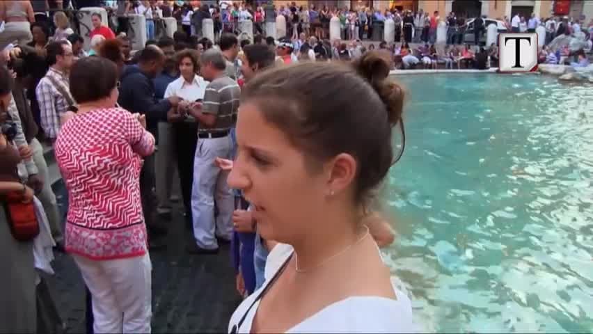 Debat për monedhat e mbledhura në Fontana di Trevi (VIDEO)