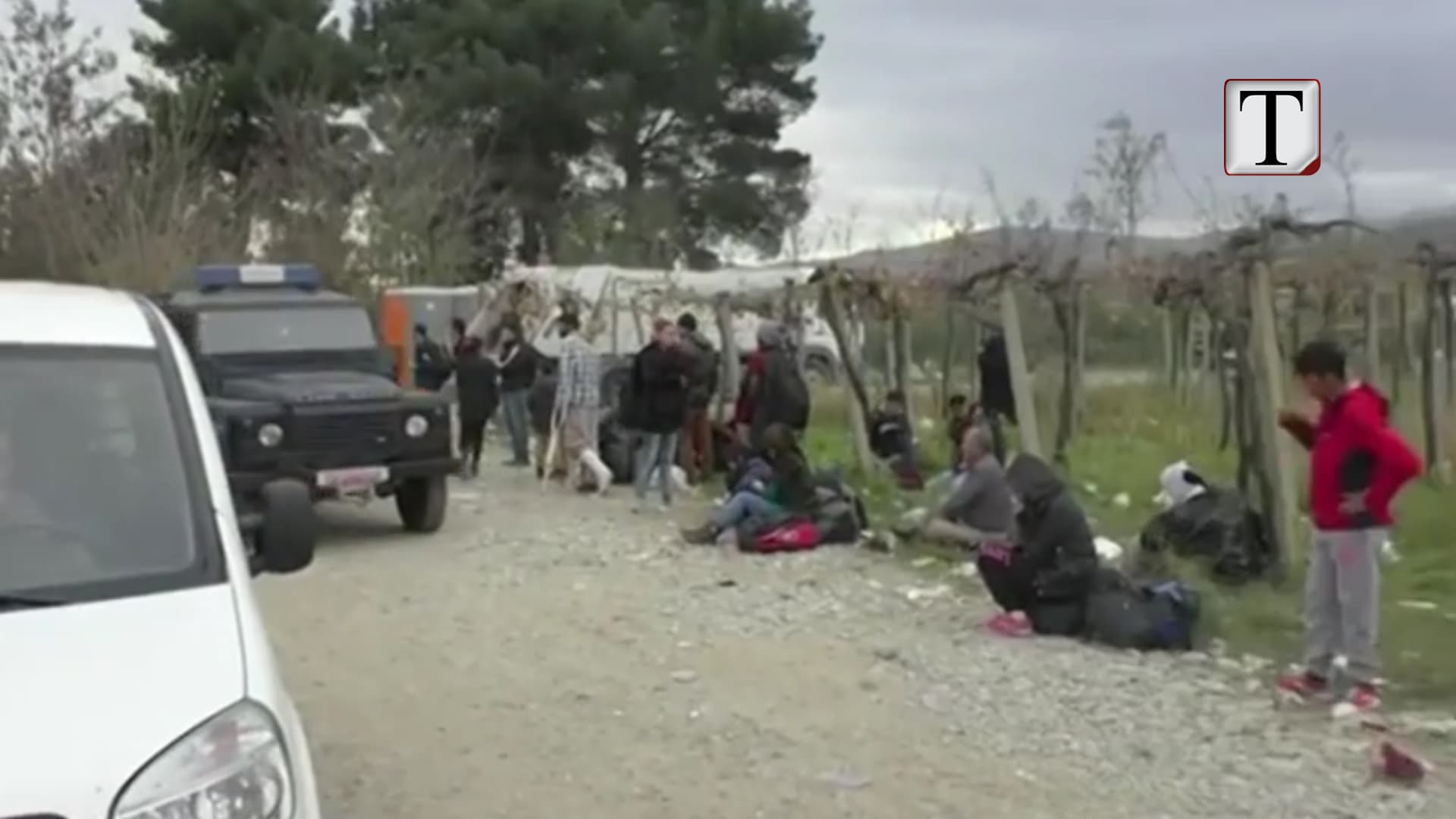 Emigrantët e paligjshëm shkaktojnë tension në kufirin Maqedoni-Greqi (VIDEO)