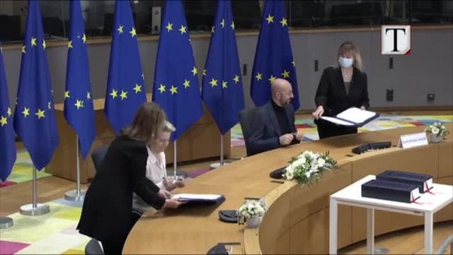 Firmoset marrëveshja post Brexit (VIDEO)