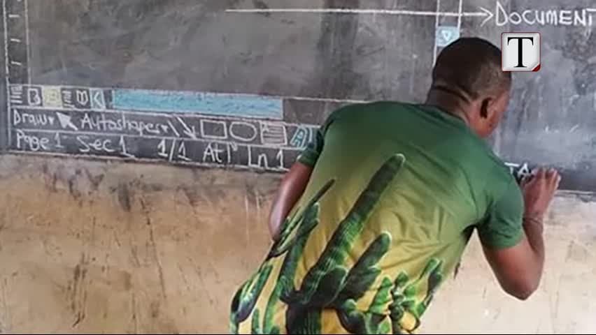Ghana, mësuesi “transformon” dërrasën e zezë në Microsoft Word (VIDEO)