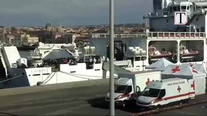 Italia bën kthesë, pranon anijen me 932 emigrantë (VIDEO)