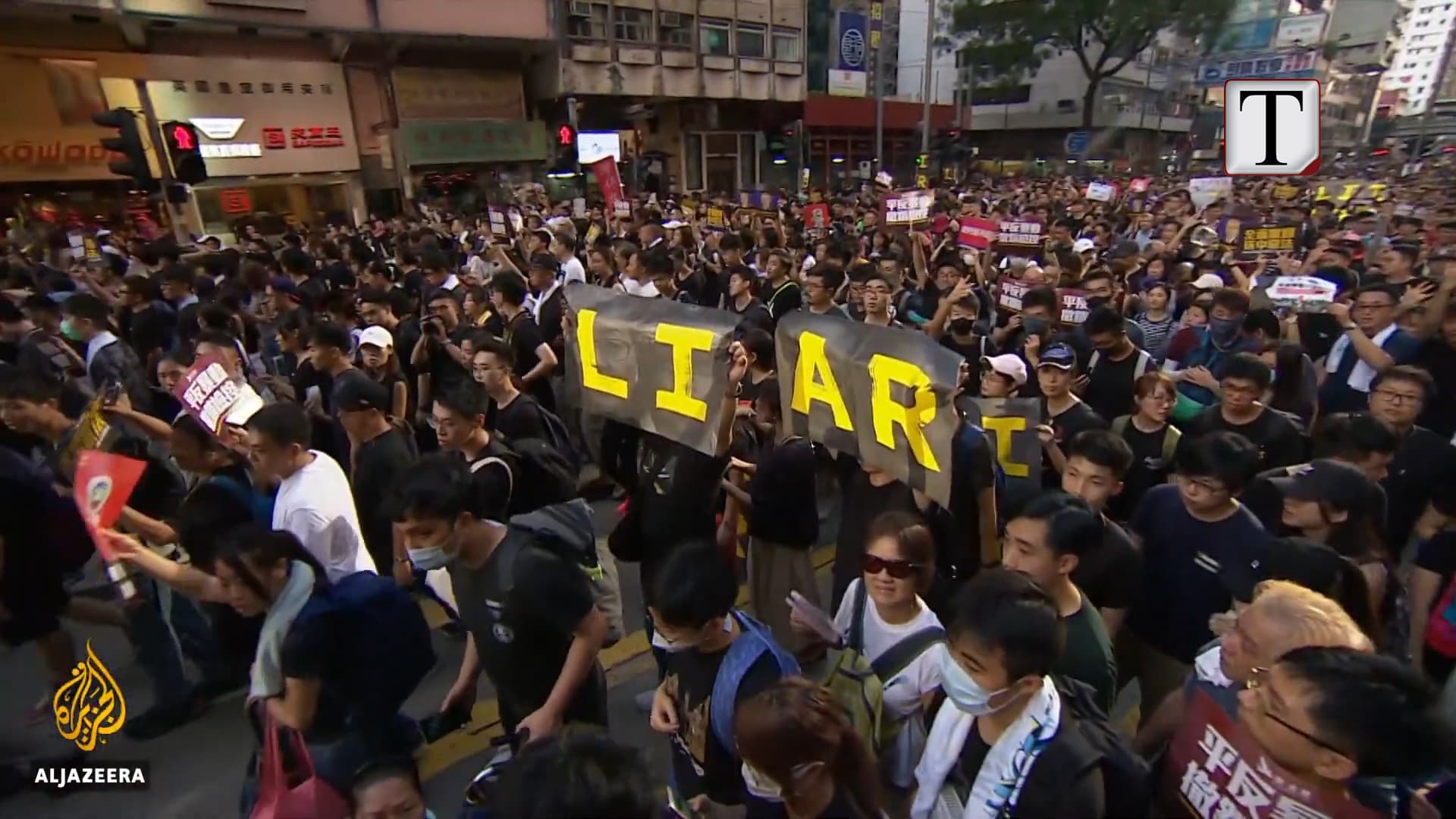 Kaos në Hong Kong, protestuesit sulmojnë udhëtarët (VIDEO)