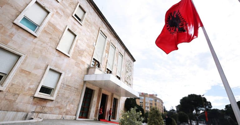Zgjaten pushimet e festave për administratën shtetërore