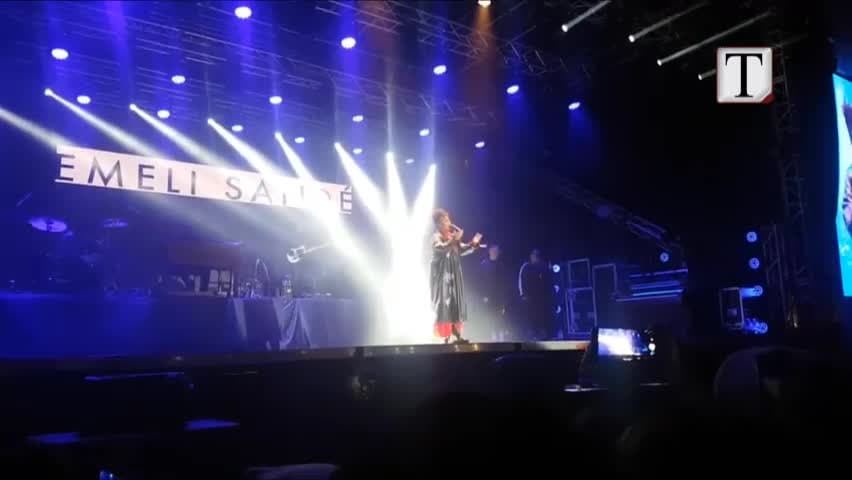 Nata e Bardhë, Emeli Sande “ndez” sheshin “Skënderbej” (VIDEO)