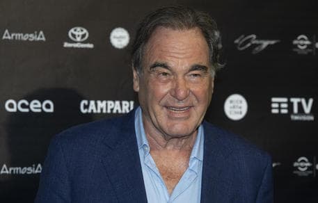 Oliver Stone i beson vaksinës ruse, merr dozën e parë Spuntik V