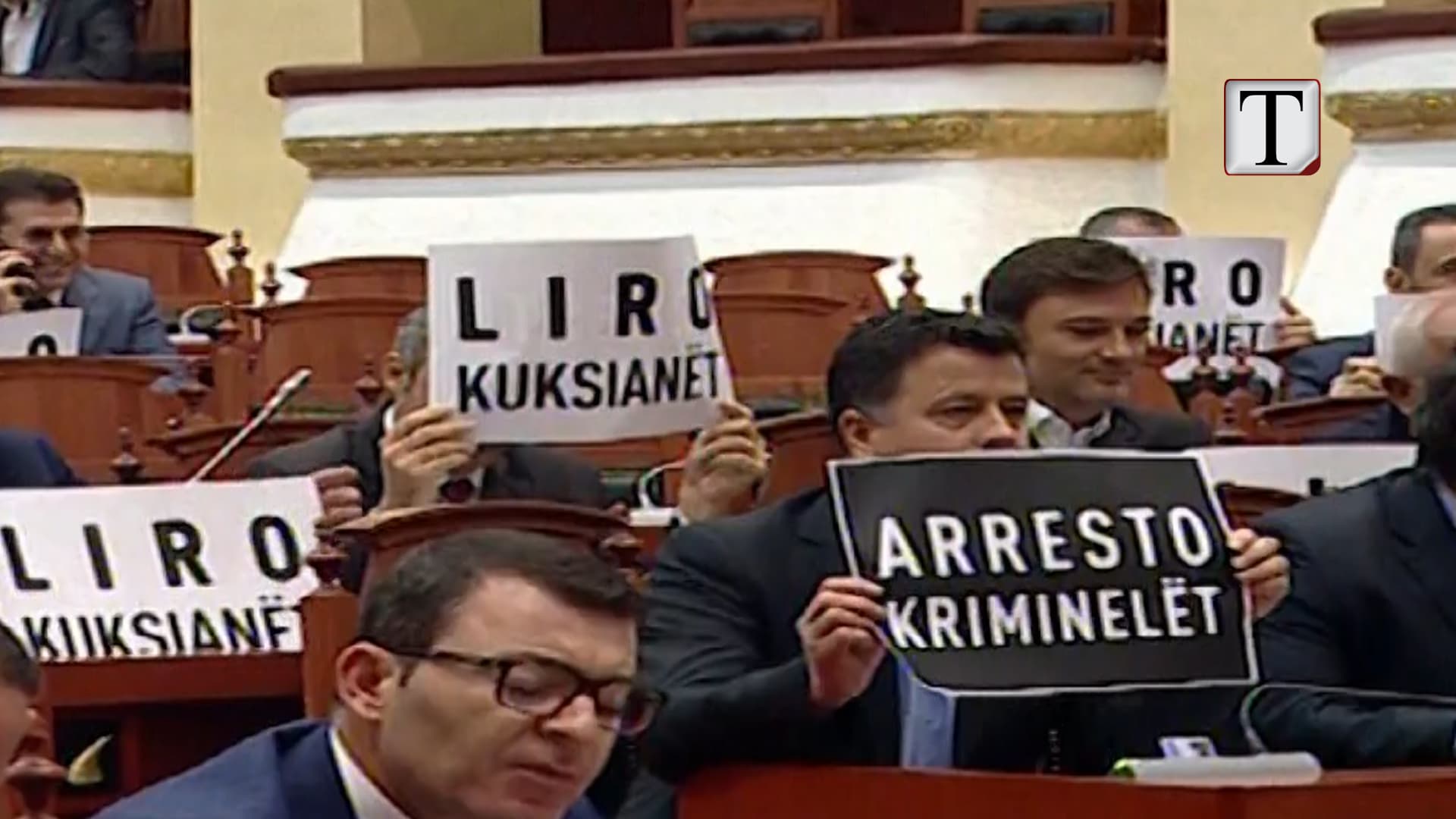 Opozita me miell dhe sende të forta kundër Ramës (VIDEO)