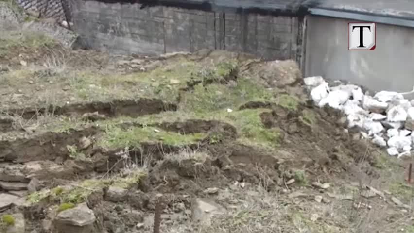 Pallati në rrezik shembjeje në Gjirokastër, evakuuohen banorët (VIDEO)