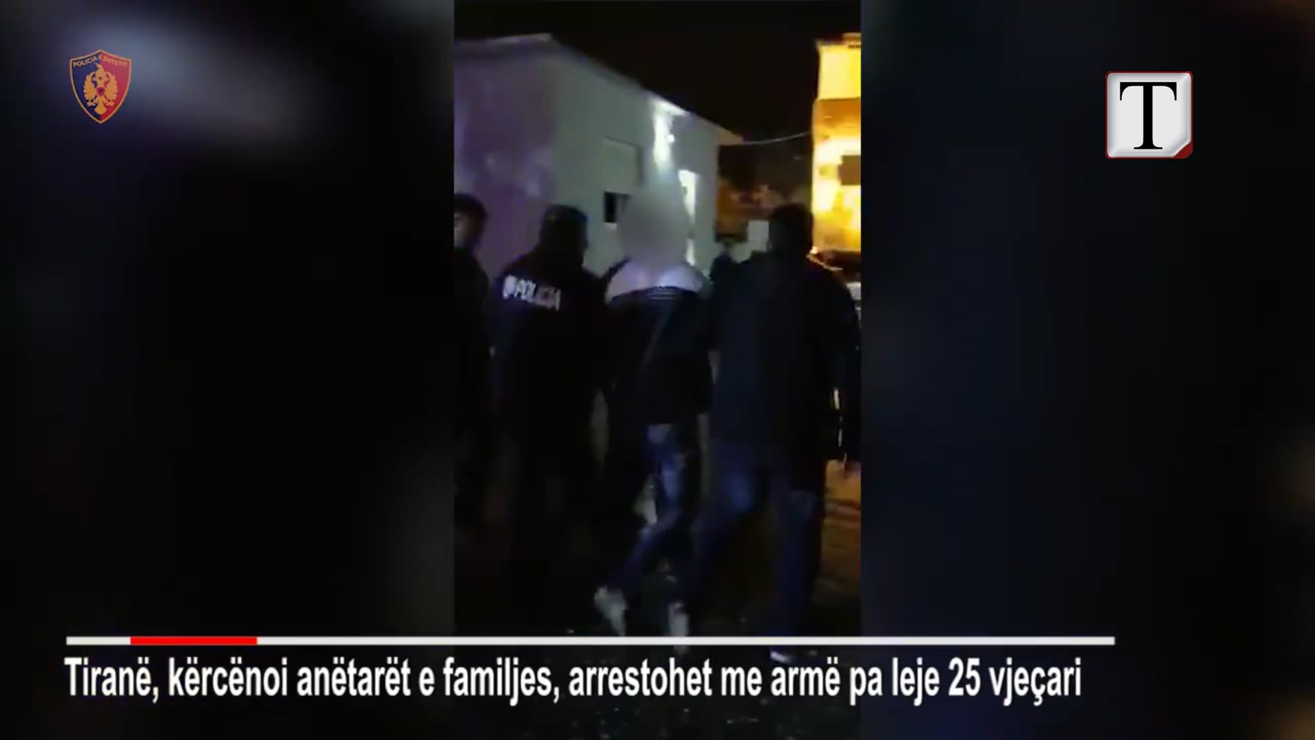 Pranga 24-vjeçarit, kanosi me armë nënën dhe vëllain (VIDEO)