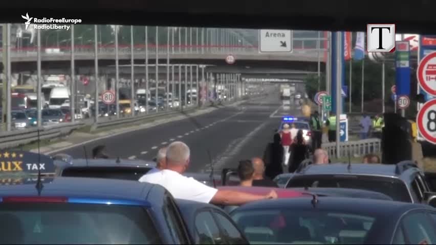 Rritet çmimi i karburantit, serbët bllokojnë rrugët (VIDEO)