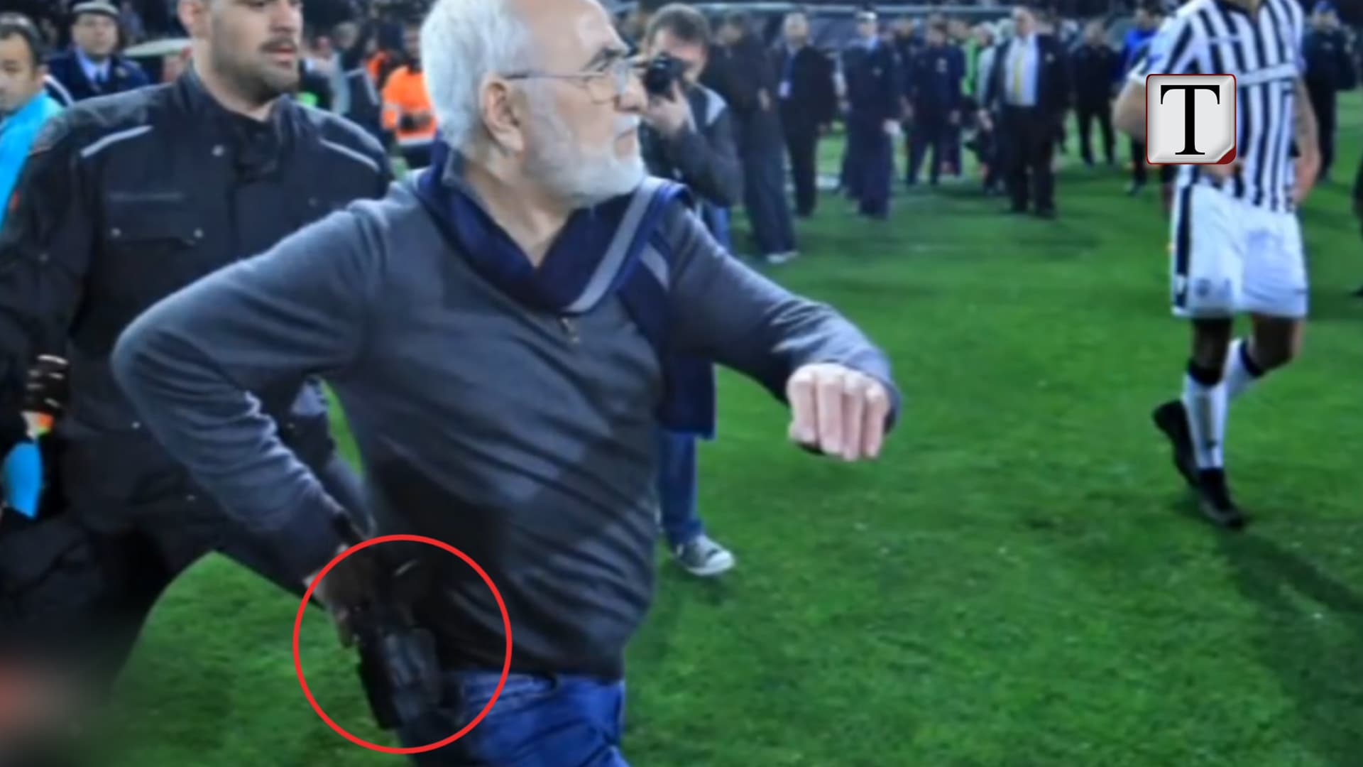 Selanik, protesta e presidentit të PAOK-ut, me armë në fushë (VIDEO)