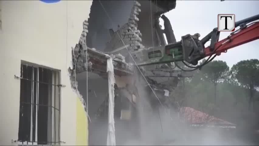U dëmtua nga tërmeti, bashkia shemb shkollën e Pezës (VIDEO)