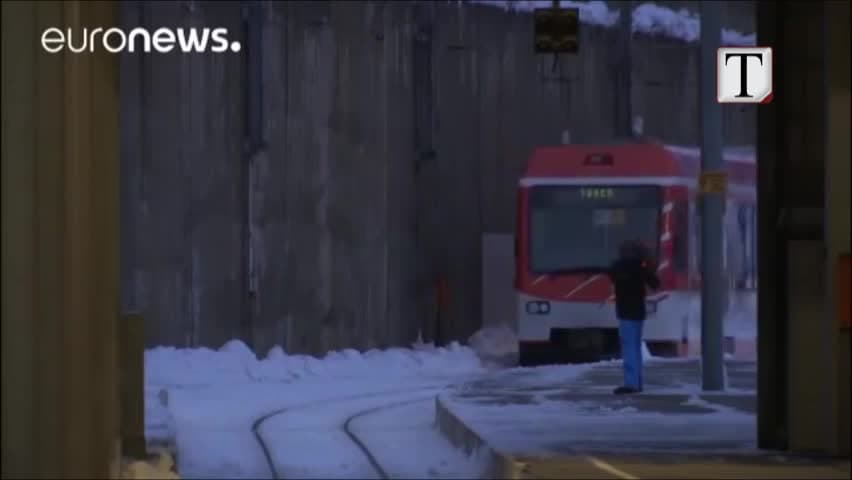 Situata të pazakonta nga bora në Francë dhe Japoni (VIDEO)