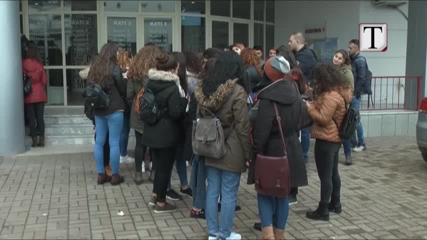 Studentët e Mjekësisë në protestë për heqjen sezoneve (VIDEO)
