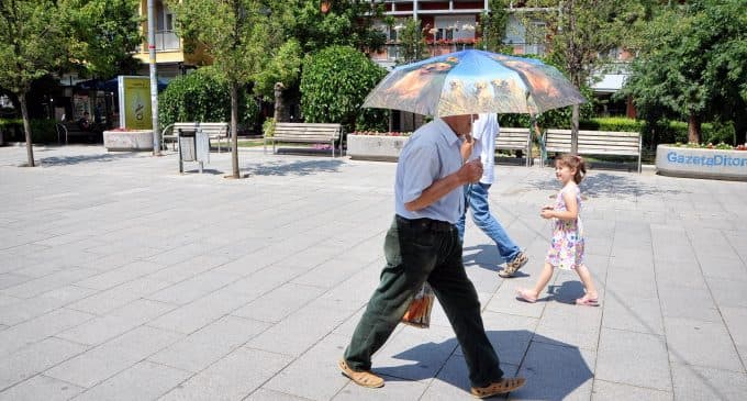 Temperaturat e larta, qindra persona në Infektiv brenda një dite (VIDEO)