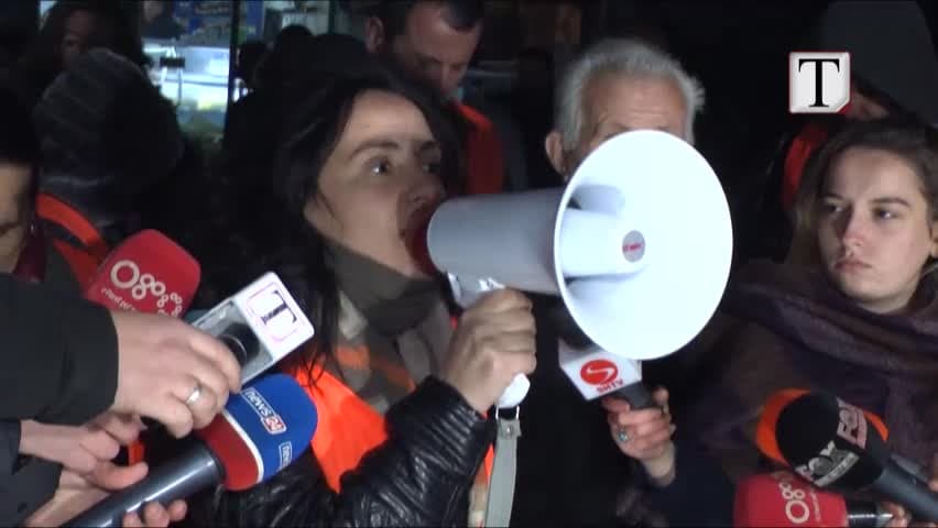 Unaza e re, banorët: Qëndro të prishi shtëpinë e tij (VIDEO)