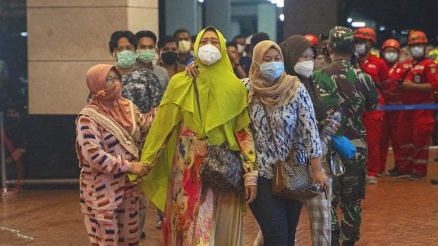 Rrëzohet dhe bie në det aeroplani në Indonezi, 62 të zhdukur