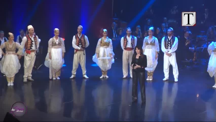 da'Sara /"Të gjithë e duan Agim Krajkën'' mbledh artistët në skenë (VIDEO)