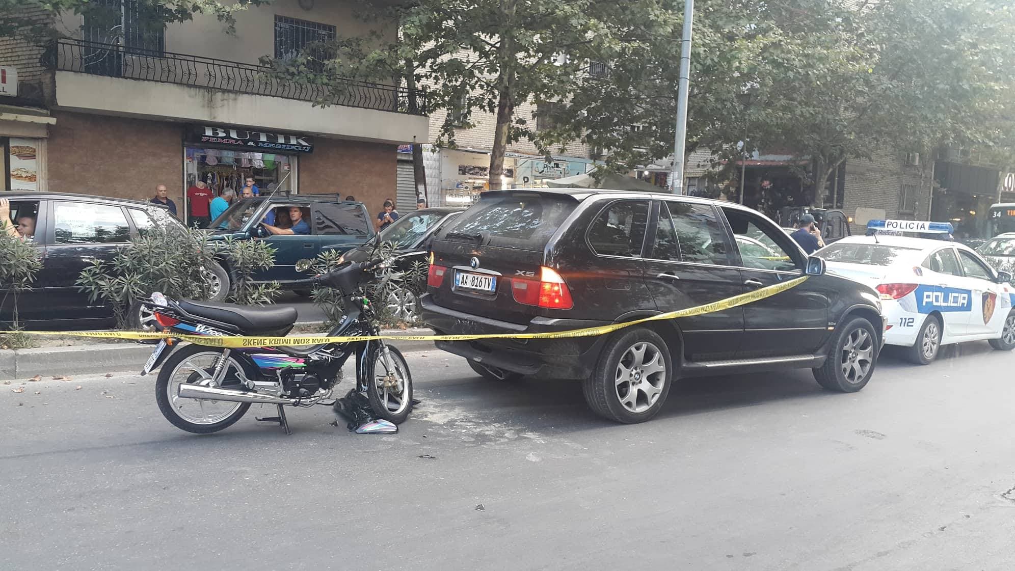 Aksident në Tiranë, motori përplaset me "BMW"
