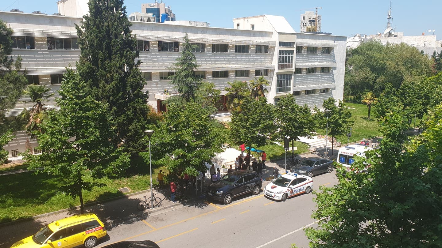Panik te AKSHI, një person me thikë në dorë hyn në mjediset e institucionit (FOTO/ VIDEO)