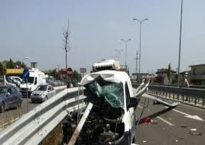 Makina përplaset me trafikndarësen, humb jetën 22-vjeçari