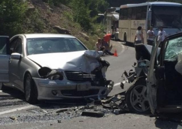 Përplasen dy makina tek mbikalimi në Fushë-Krujë