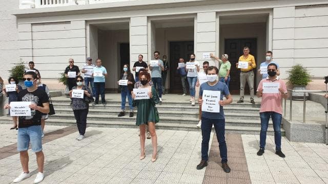 Shembja e Teatrit/ Aktorët e Shkodrës protestë të heshtur: Shembët godinën, por jo teatrin, poshtë diktatura!