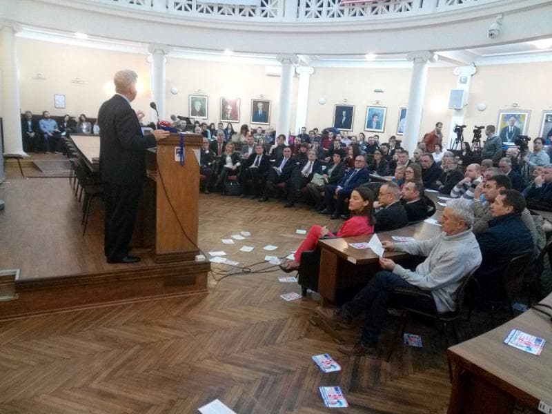 Incident gjatë fjalimit të ambasadorit amerikan në Serbi: Kosova është Serbi, Krimeja është Rusi