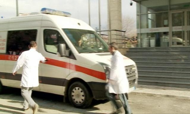 Makina përplas ambulancën, plagoset rëndë infermierja