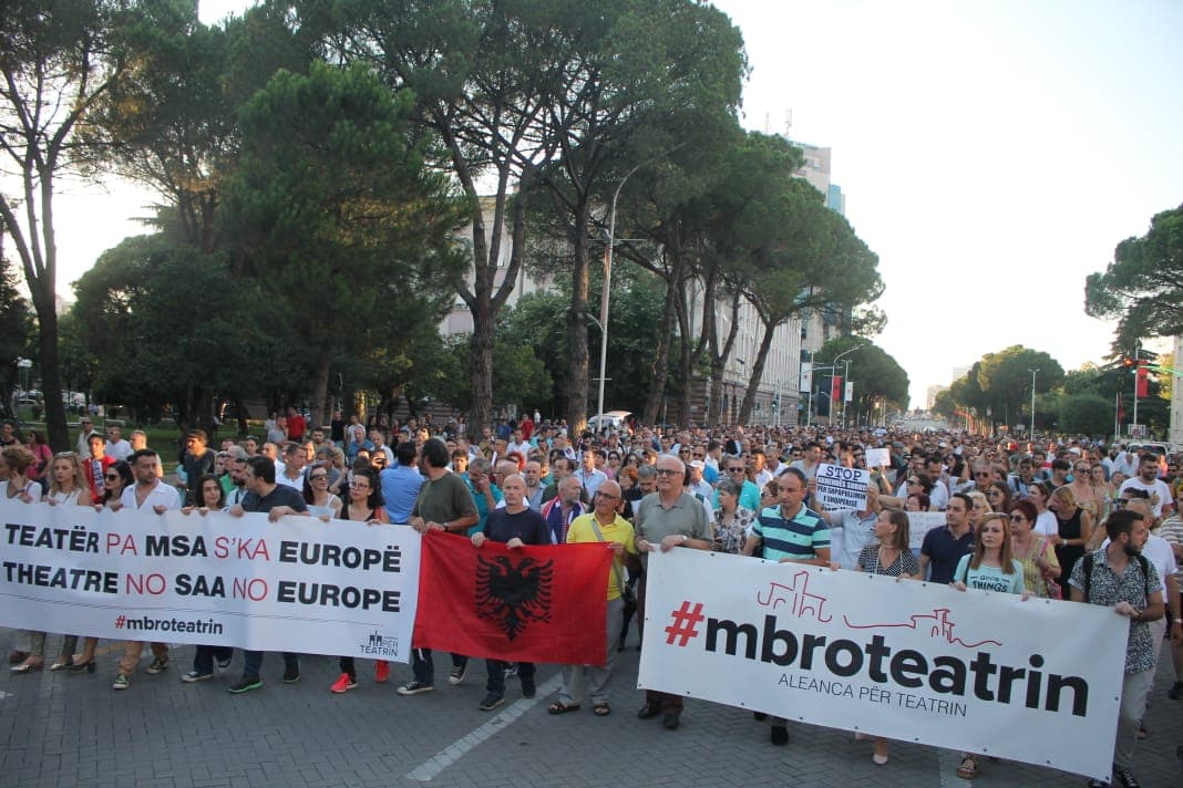 "Pa teatër nuk ka Europë", artistët dhe qytetarët protestojnë para Kryeministrisë (VIDEO)