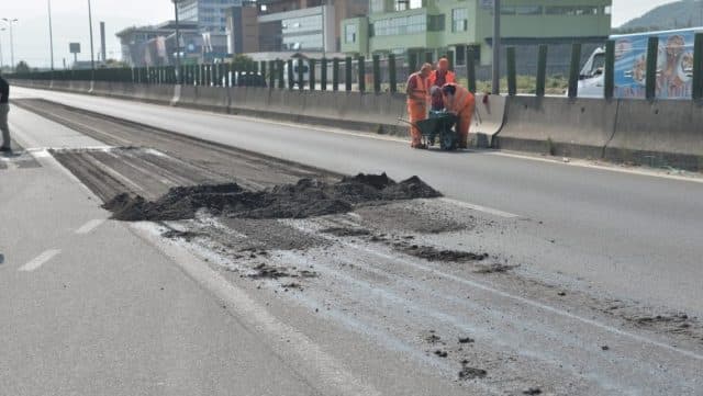 Punimet në rrugë, bllokohet sërish autostrada Tiranë-Durrës, devijohet trafiku