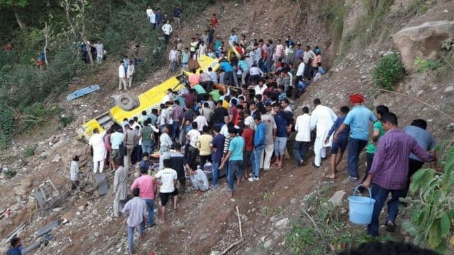 Autobusi i shkollës bie në humnerë, 30 veta humbin jetën, shumica fëmijë