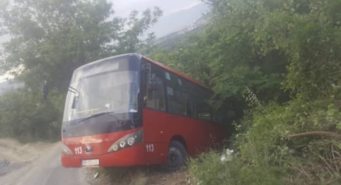 Autobusi i linjës Tiranë-Athinë del nga rruga, plagosen shoferët