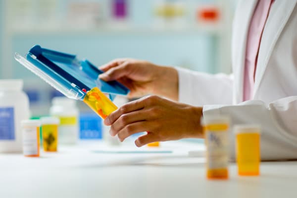 Pas takimit me ministren Manastirliu për barnat e rimbursueshme, farmacistët tërhiqen nga protesta