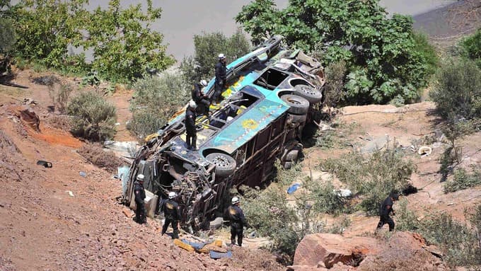 Autobusi rrëzohet në humnerë, humbin jetën 44 persona e dhjetra të plagosur (VIDEO)