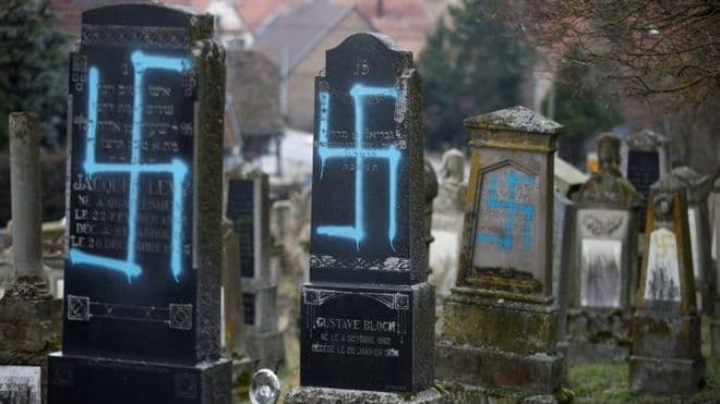 Varrezat hebraike në Francë janë dëmtuar me mbi shkrime naziste