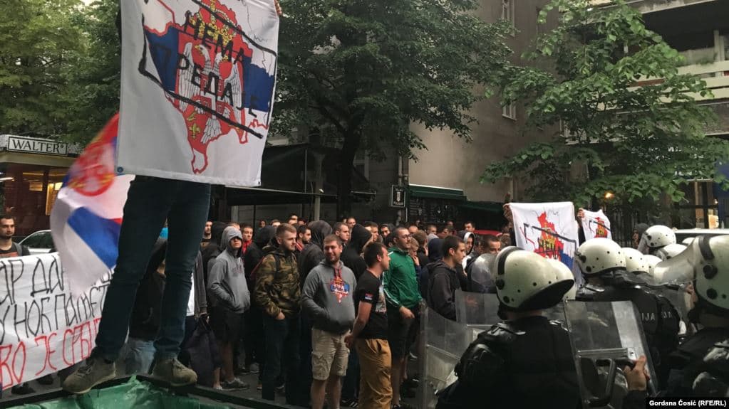 Ultranacionalistët serbë protestojnë ndaj festivalit “Mirëdita, dobar dan!”