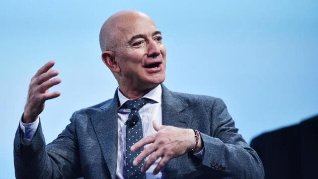 Jeff Bezos tërhiqet nga drejtimi i Amazon