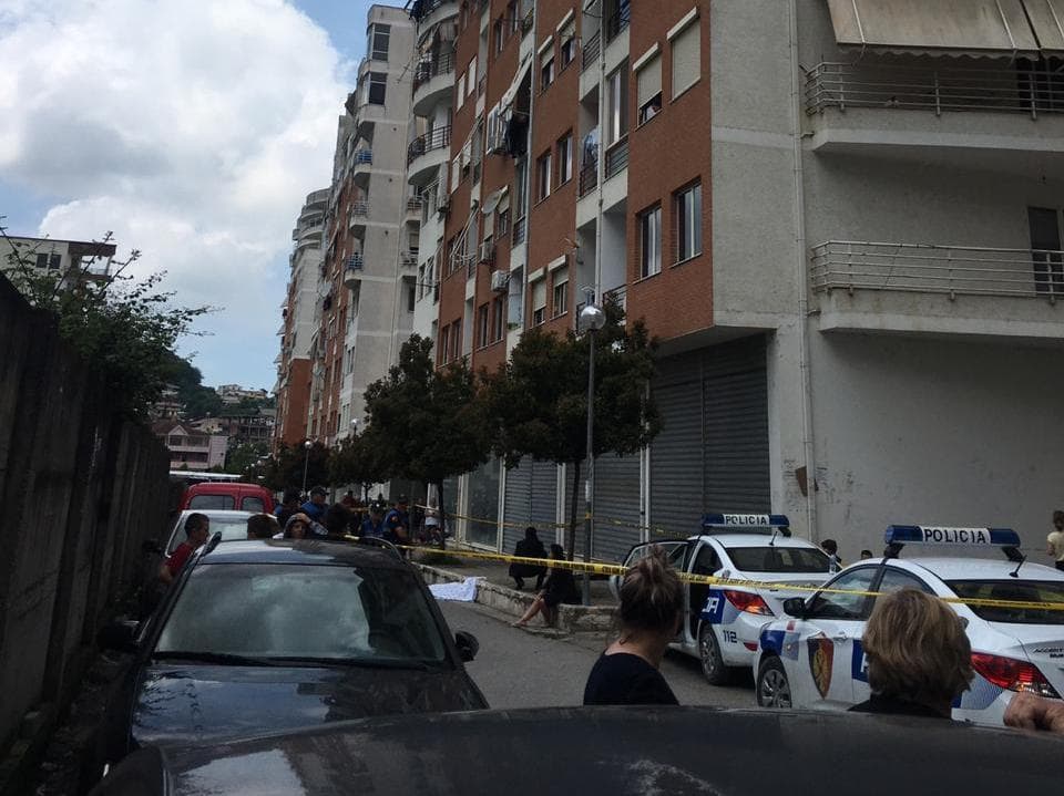 Bie nga kati i shtatë, vdes 30-vjeçari në Tiranë