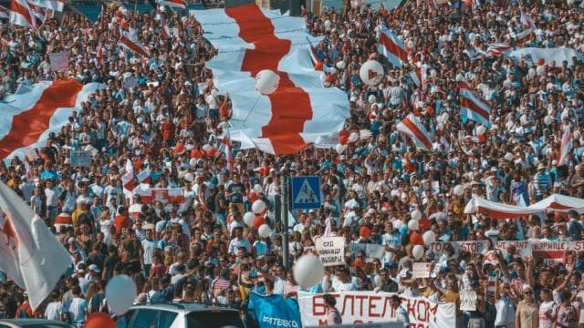 Qytetarët mbushin rrugët në Bjellorusi, mijëra protestues dalin kundër regjimit të Lukashenkos