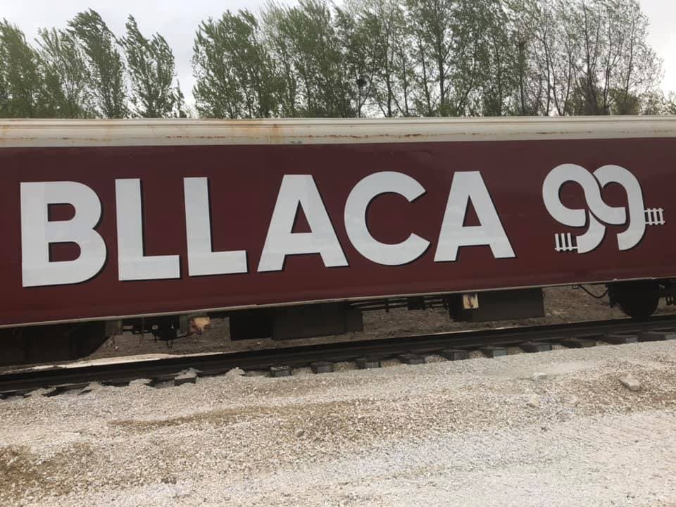 Treni që barti kosovarët në eksodin e vitit ‘99, sot shndërrohet në Muze në Bllacë
