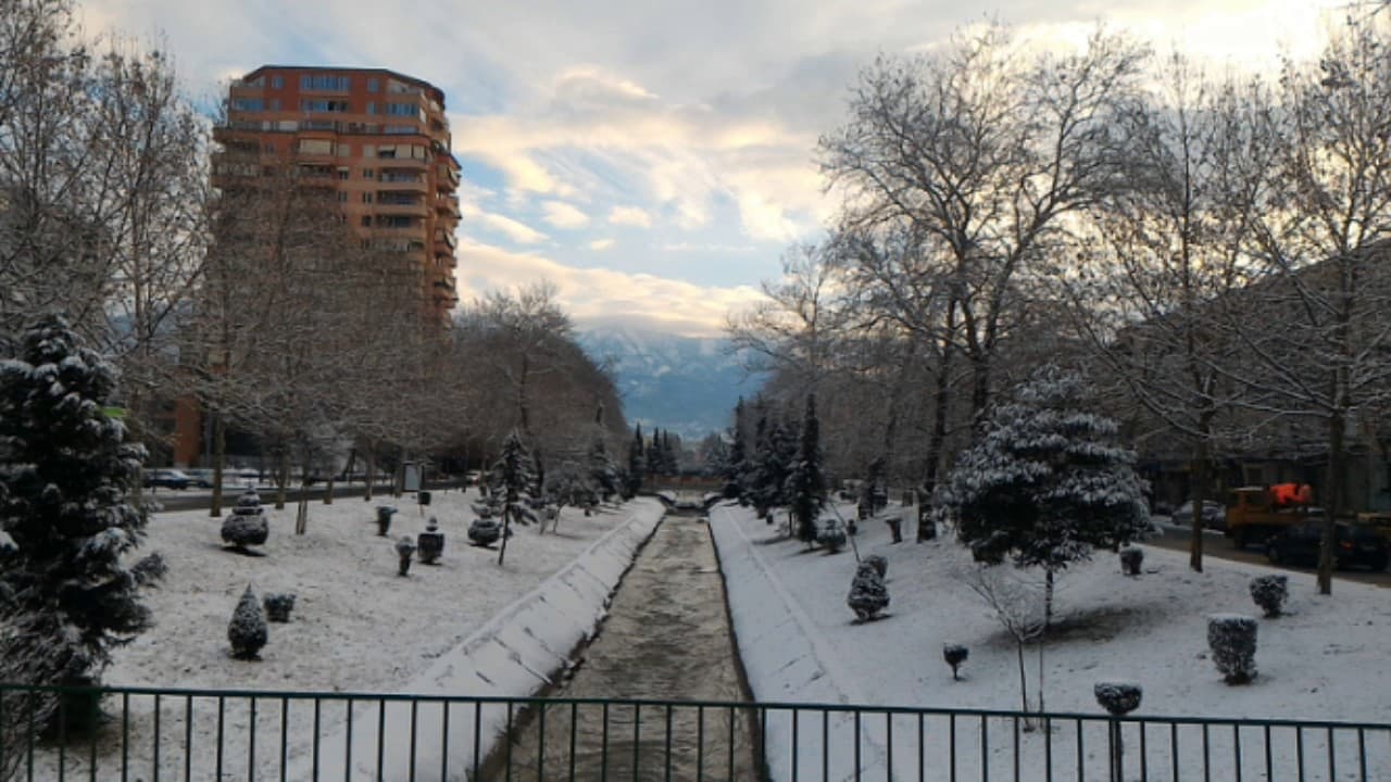 Bien temperaturat, pritet borë edhe në Tiranë