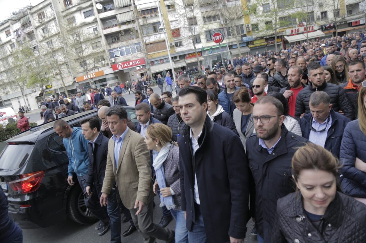 Opozita në protestë para Parlamentit, Basha: Nuk lodhemi, as nuk përçahemi (VIDEO)