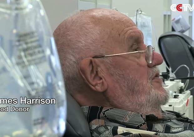 Del në pension njeriu me gjakun “e artë”, u shpëtoi jetën 2.4 milionë fëmijëve