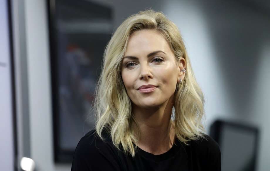 Vetmia e Charlize Theron (dhe femrave të tjera që ia kanë dalë vetë)