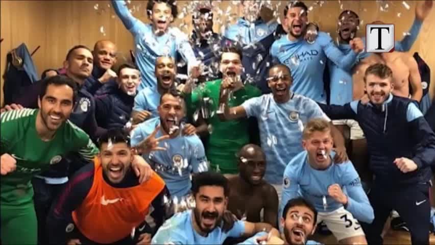 Jose Mourinho sherr me lojtarët e Manchester City (VIDEO)