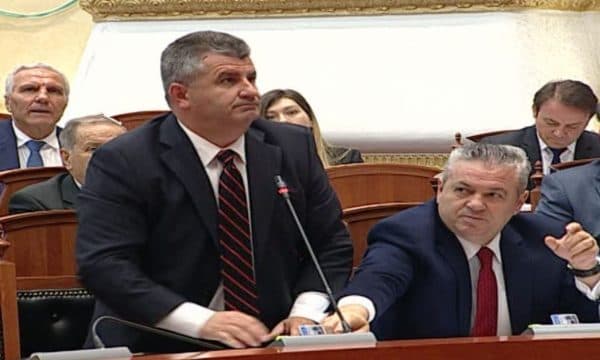 Betohen tre deputetë të rinj, një tjetër kandidate kërkon mandatin