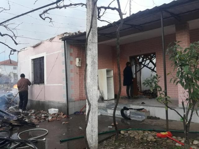 Defekti në lavatriçe djeg shtëpinë në Fier