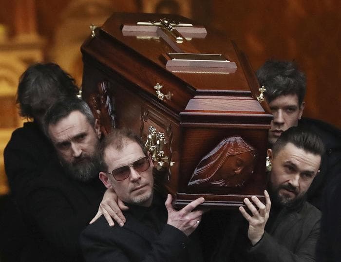 Qindra adhurues mblidhen në kishë për Dolores O’Riordan