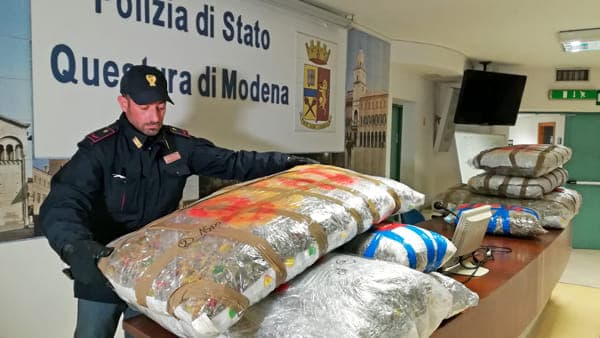 Arrestohet shqiptari, iu gjetën 106 kg marijuanë në makinë